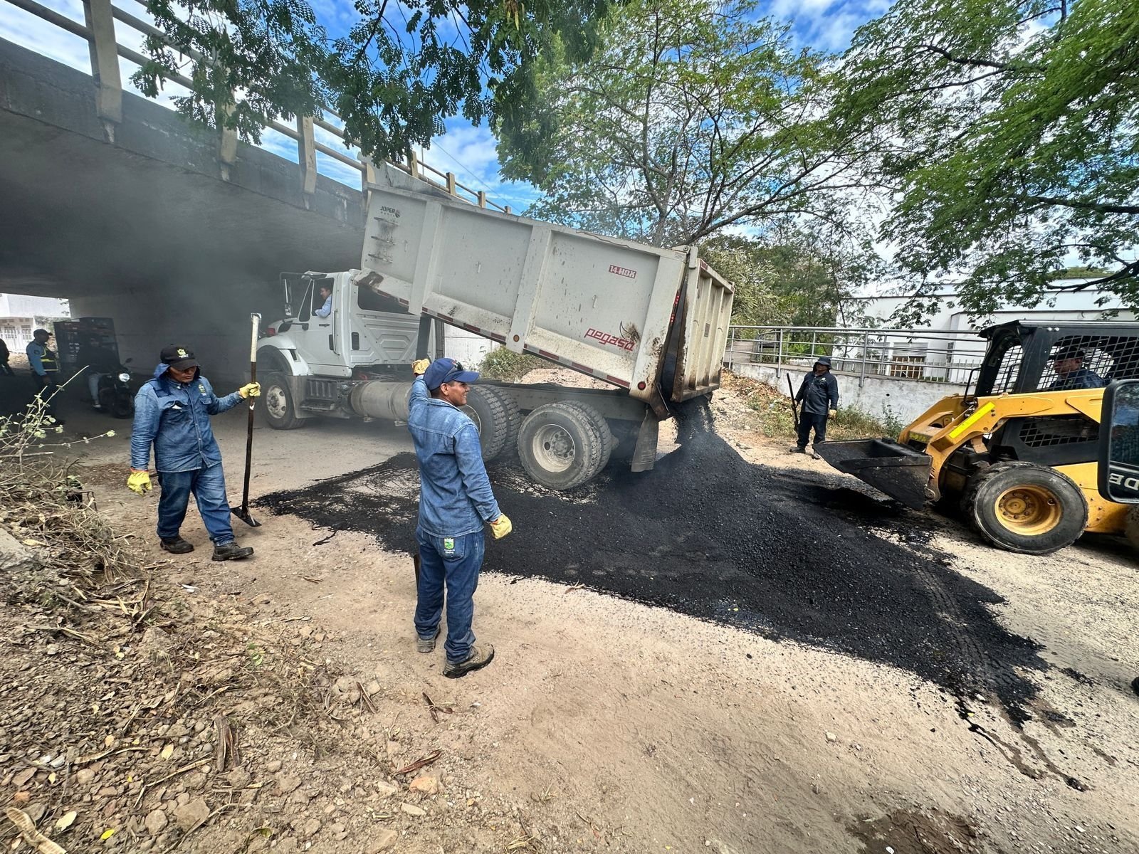 Alcaldía interviene la Calle 25 del barrio Guillermo Plazas Alcid: Así avanza el plan de mantenimiento vial en Neiva