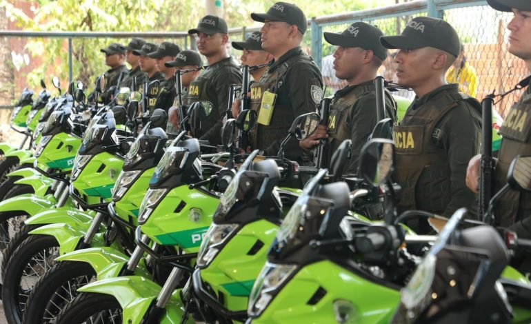Alcalde Casagua entregó 15 motocicletas de alto cilindraje a la Policía en la comuna 8