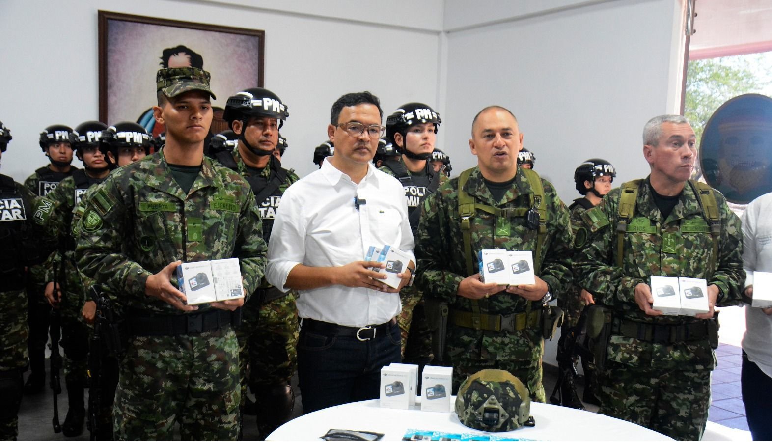 Gobernación fortalece la seguridad del Huila con entrega de cámaras de alta tecnología al Ejército Nacional