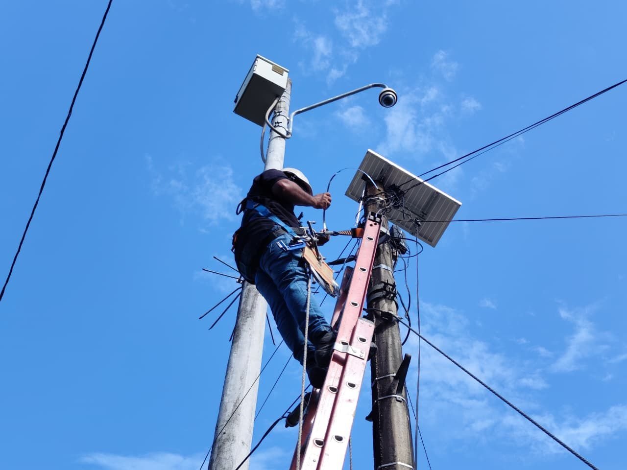 Alcalde Casagua avanza en instalación de 57 alarmas comunitarias para fortalecer seguridad en Neiva