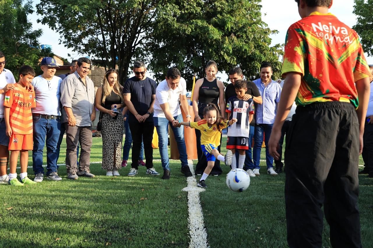 Alcalde Casagua entrega nueva cancha sintética pública para la comuna 2 de Neiva