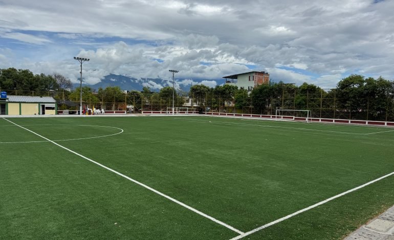 Cancha sintética de Canaima renovada gracias a inversión del alcalde Germán Casagua