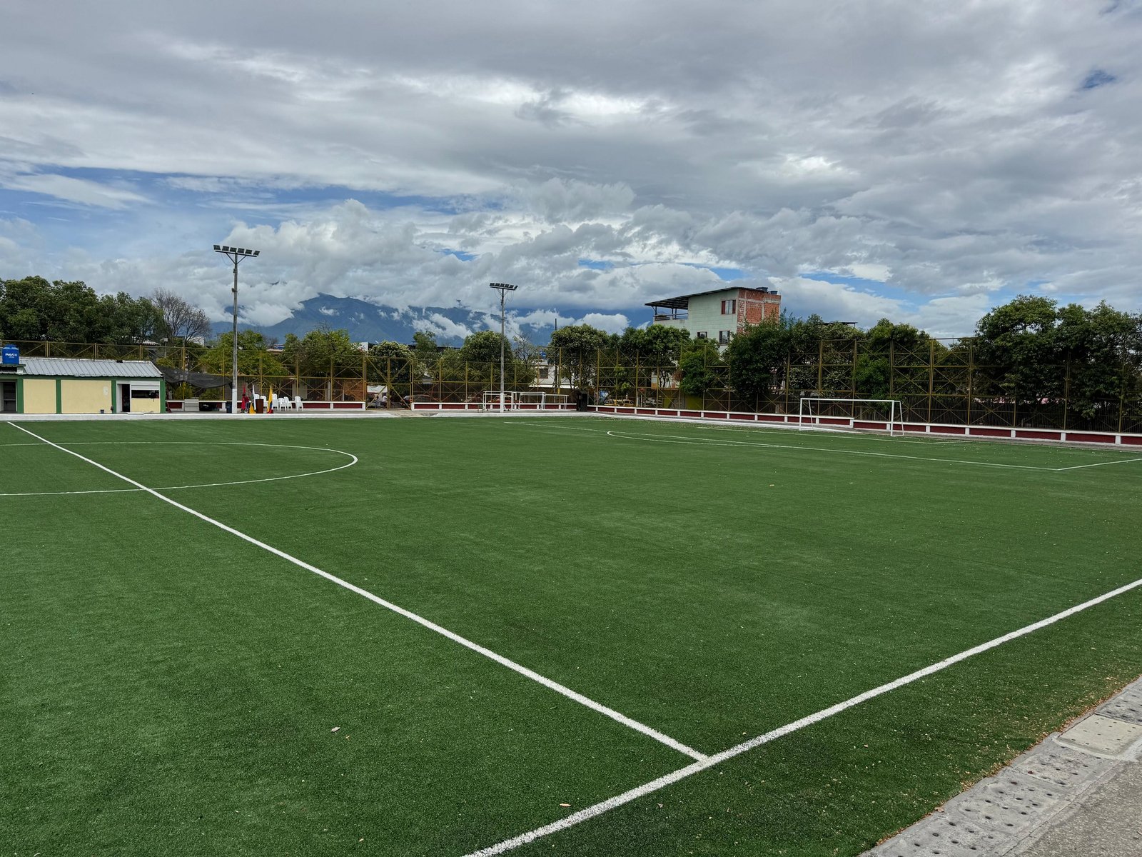 Cancha sintética de Canaima renovada gracias a inversión del alcalde Germán Casagua