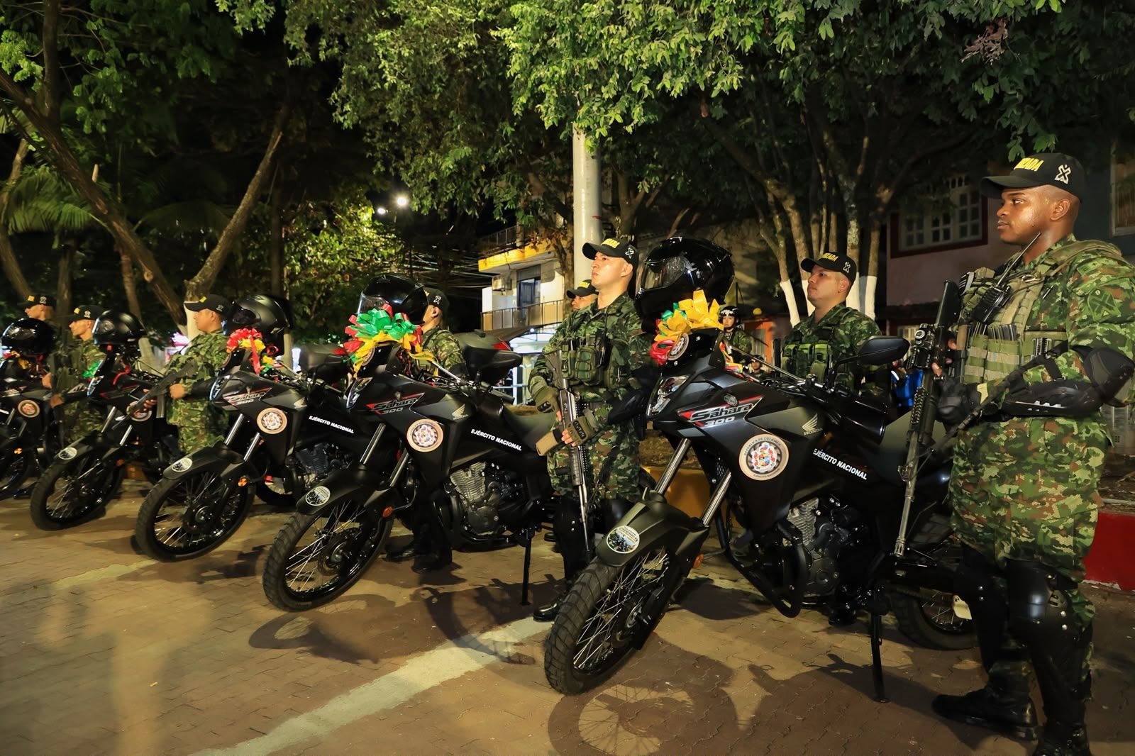 Alcalde Casagua refuerza la capacidad operativa del Ejército con seis motocicletas para patrullar Neiva
